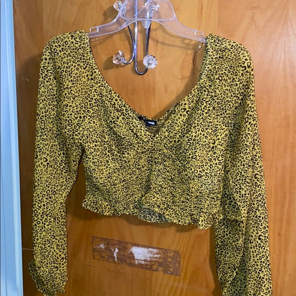 Tops - Cute crop to small for me